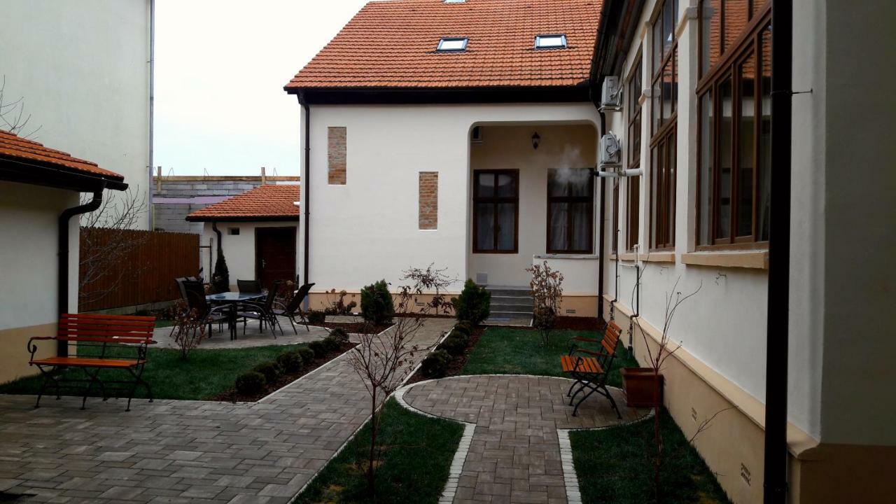 Antique Aparthotel Άλμπα Ιούλια Εξωτερικό φωτογραφία